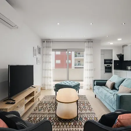Cozy Open Plan In アパート *